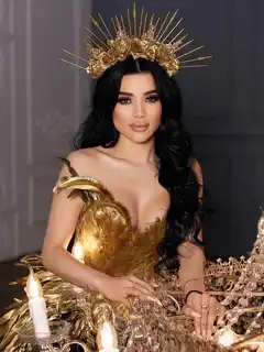 Naya escort in Paris