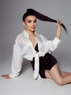 Naya escort in Paris